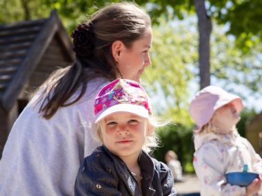 på legepladsen
